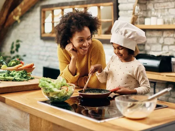 enfant qui cuisine selon son âge